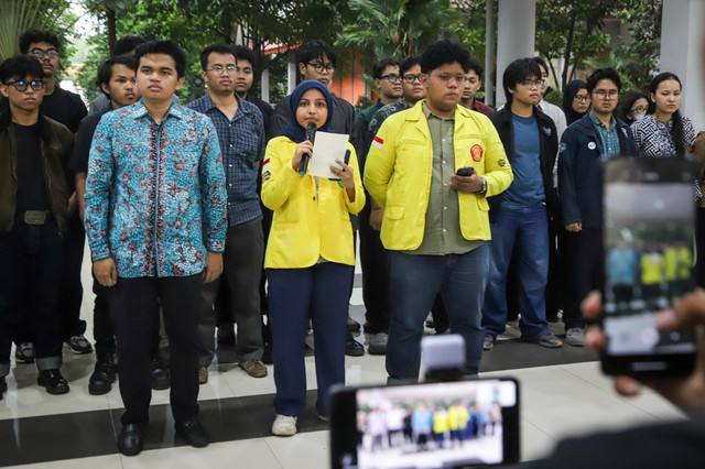 (kiri-kanan) Kuasa Hukum Korban KS Timotius Rajagukguk, Wakil Ketua BEM UI Fathimah Azzahra, Ketua BEM FH UI Anandaku Dimas Rumi menyampaikan keterangan pers terkait kasus KS di lingkungan FH UI di Gedung Pusgiwa UI, Depok, Jabar, Selasa (14/4/2026). Foto: Iqbal Firdaus/kumparan