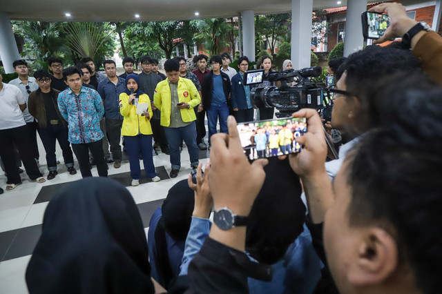 (kiri-kanan) Kuasa Hukum Korban KS Timotius Rajagukguk, Wakil Ketua BEM UI Fathimah Azzahra, Ketua BEM FH UI Anandaku Dimas Rumi menyampaikan keterangan pers terkait kasus KS di lingkungan FH UI di Gedung Pusgiwa UI, Depok, Jabar, Selasa (14/4/2026). Foto: Iqbal Firdaus/kumparan