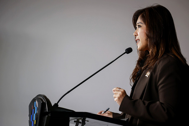 Menteri Komunikasi dan Digital Meutya Hafid menyampaikan keterangan pers terkait perkembangan kepatuhan PP Tunas di kantor Kemkomdigi, Jakarta, Selasa (14/4/2026). Foto: Dhemas Reviyanto/ANTARA FOTO