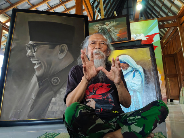 Suhardiyono alias Mbah Kibar (76 tahun) yang jual lukisannya melalui media sosial untuk membayar utang di bank senilai Rp 500 juta, Selasa (14/4/2026). Foto: Arfiansyah Panji/kumparan