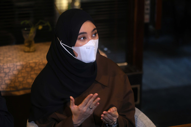 Artis Clara Shinta saat memberikan keterangan di kawasan Kemang, Jakarta, Selasa, (14/04/2026). Foto: Agus Apriyanto