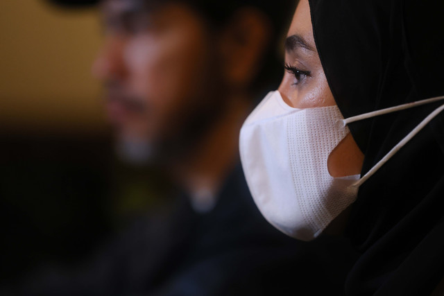 Artis Clara Shinta bersama kuasa hukum Sunan Kalijaga saat memberikan keterangan di kawasan Kemang, Jakarta, Selasa, (14/04/2026). Foto: Agus Apriyanto