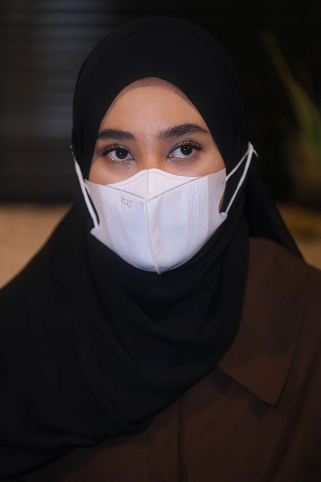 Artis Clara Shinta saat memberikan keterangan di kawasan Kemang, Jakarta, Selasa, (14/04/2026). Foto: Agus Apriyanto