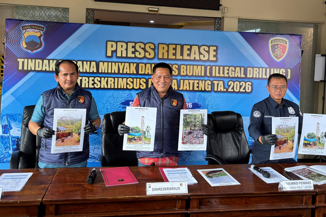 Polisi menunjukkan barang bukti kasus pengeboran minyak bumi tak berizin atau illegal drilling di Kabupaten Blora dan Rembang saat konpers di Polda Jawa Tengah, Semarang, Selasa (14/4/2026). Foto: Dok. Istimewa