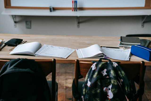 Ilustrasi bangku sekolah. Foto: Pexels