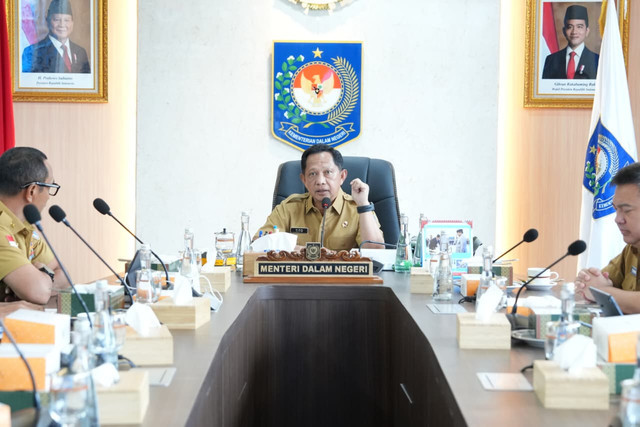 Mendagri Tito Karnavian selaku Kepala Badan Nasional Pengelola Perbatasan (BNPP) membahas persiapan program perumahan di wilayah perbatasan bersama Sekretaris BNPP Makhruzi Rahman dan jajaran di Kantor Pusat Kemendagri, Jakarta, Selasa (14/4/2026). Foto: Kemendagri RI