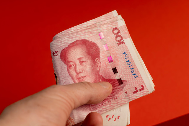 Ilustrasi Uang Yuan China. Foto: rsooll/Shutterstock