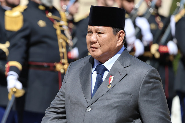 Prabowo Subianto tiba untuk bertemu Presiden Prancis di Istana Elysee, Paris, Selasa (14/4/2026). Foto: Ludovic Marin/AFP