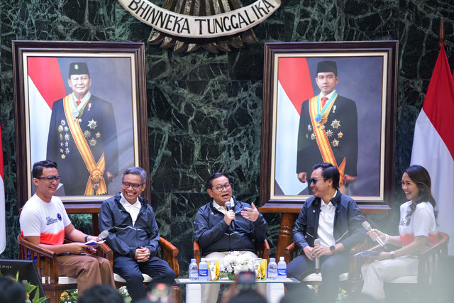 Gubernur DKI Jakarta Pramono Anung (tengah) bersama Direktur Utama PT Bank Tabungan Negara (Persero) Tbk Nixon LP Napitupulu (kedua kiri) dan Race Director Indonesia Muda Road Runner Satrio Guardian (kedua kanan) dalam Konferensi Pers BTN JAKIM 2026 di Balai Kota DKI Jakarta, Selasa (14/4/2026). Foto: BTN