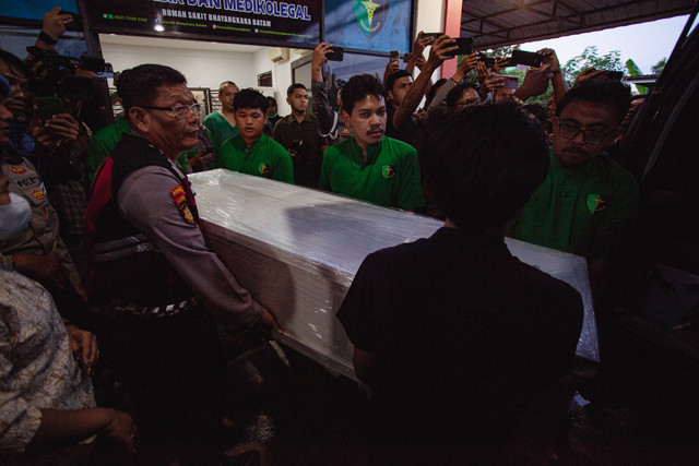 Sejumlah petugas mengangkat peti jenazah Bripda Natanael Simanungkalit menuju mobil ambulans untuk dipulangkan, di depan Ruang Instalasi Forensik Rumah Sakit Bhayangkara, Batam, Kepulauan Riau, Selasa (14/4/2026). Foto: Teguh Prihatna/ANTARA FOTO