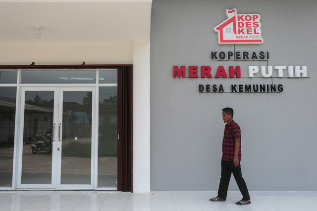 Pengurus berjalan di depan gerai Koperasi Desa Merah Putih Kemuning yang telah selesai dibangun di Tunjung Teja, Kabupaten Serang, Banten, Selasa (14/4/2026).  Foto: Angga Budhiyanto/ANTARA FOTO 