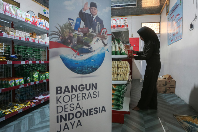 Pramuniaga merapikan produk kebutuhan pokok yang dijual di gerai Koperasi Desa Merah Putih Ranjeng, Ciruas, Kabupaten Serang, Banten, Selasa (14/4/2026).  Foto: Angga Budhiyanto/ANTARA FOTO 