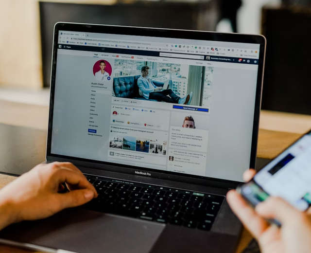 Ilustrasi Perkembangan Teknologi yang Menjadi Faktor Perkembangan Humas di Era Modern. Foto: Unsplash/Austin Distel
