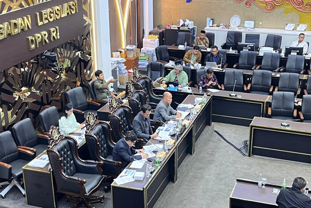 Baleg DPR menggelar rapat pleno soal putusan MK mengenai kewenangan penilaian kerugian negara di Kompleks Parlemen, Senayan, Jakarta, Selasa (14/4/2026). Foto: Nasywa Athifah/kumparan