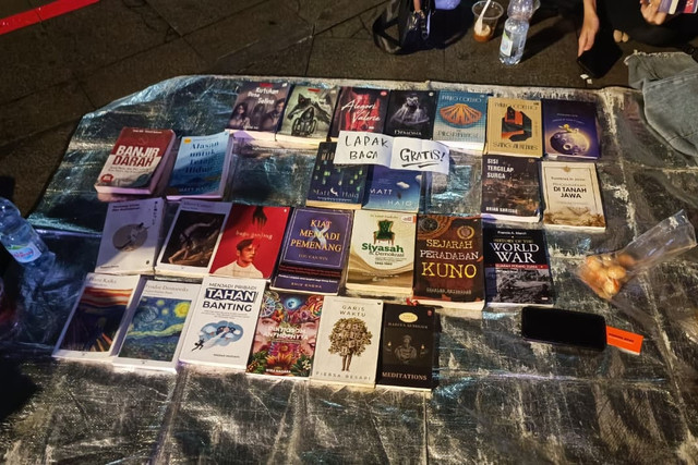 Buku yang dijajakan di lapak baca buku gratis milik Raja Sinaga di Taman Cikapayang Dago, Kota Bandung, Selasa (14/4/2026). Foto: Abisatya Ramdhani/kumparan