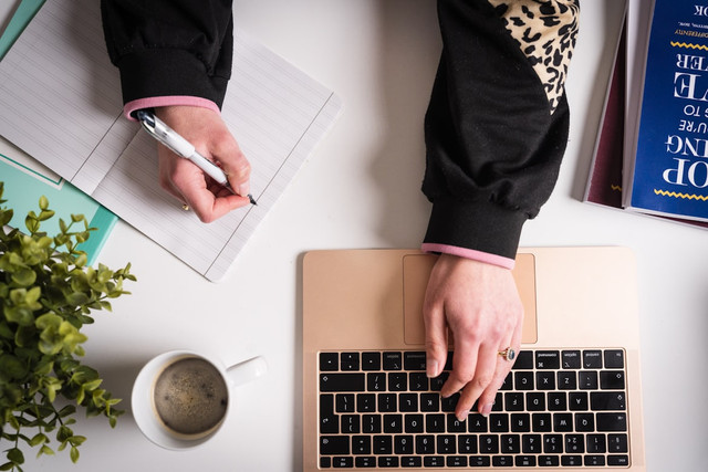 Ilustrasi penggunaan AI untuk penulisan artikel jurnal. Foto: Unsplash.com/Jodie Cook