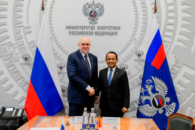Menteri ESDM Bahlil Lahadalia (kanan) bertemu dengan Menteri Energi Rusi,  Sergey Tsivilev. Foto: Kementerian ESDM.