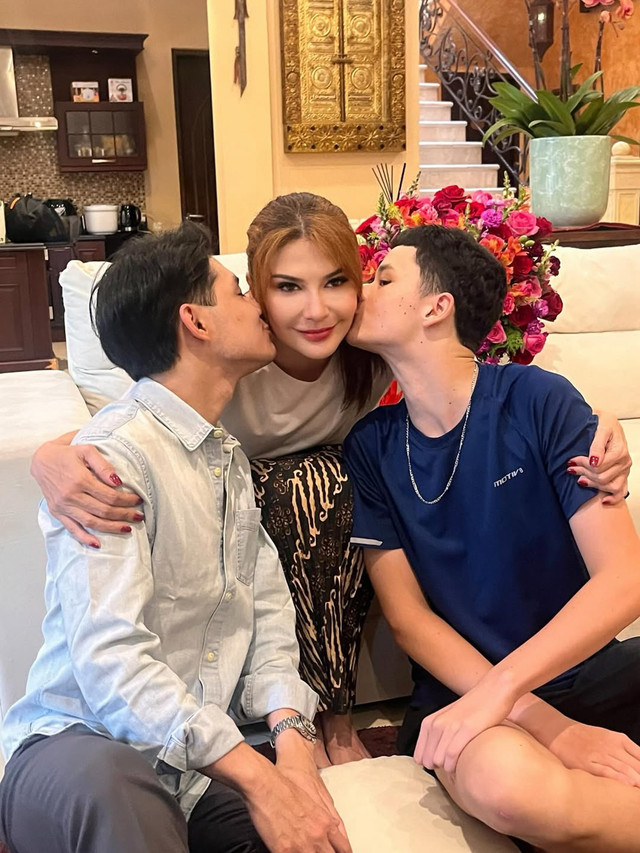 Tamara Bleszysnki bersama dua anaknya. Foto: Instagram @tamarableszynskiofficial