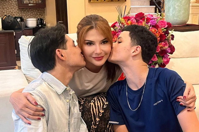 Tamara Bleszysnki bersama dua anaknya.  Foto: Instagram @tamarableszynskiofficial