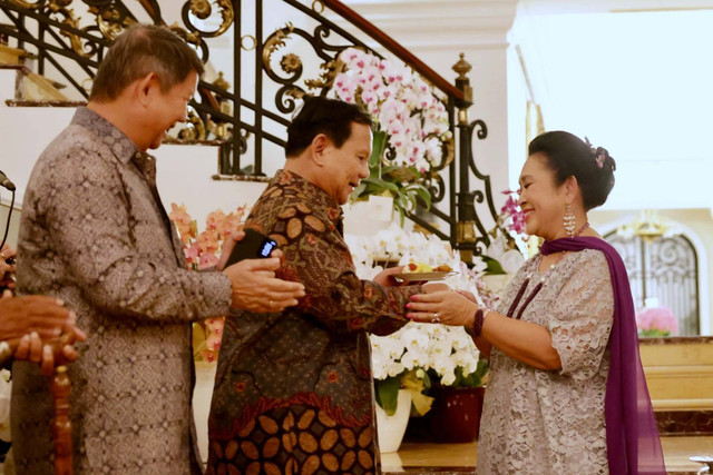 Prabowo Subianto menghadiri acara ulang tahun Titiek Soeharto, Senin (15/4/2024). Foto: Dok Tim Media Gerindra