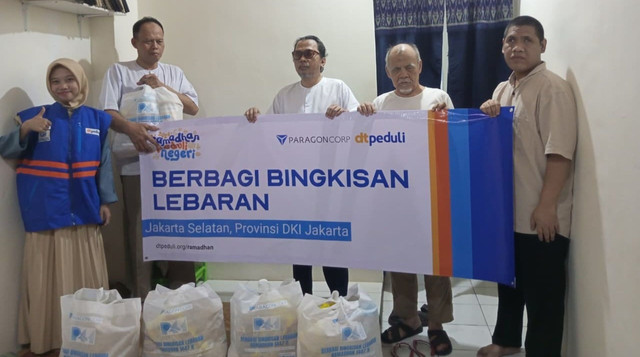 Program Berbagi Bingkisan Lebaran untuk Komunitas Tunanetra di Pasar Santa, Jakarta Selatan (Sumber : DT Peduli)