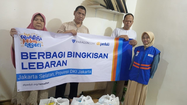 Program Berbagi Bingkisan Lebaran untuk Komunitas Tunanetra di Pasar Santa, Jakarta Selatan (Sumber : DT Peduli)