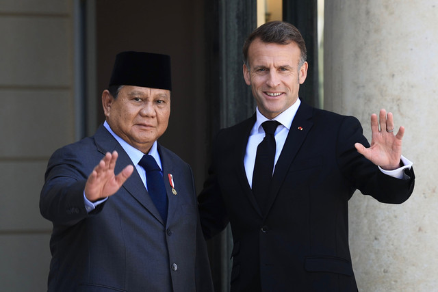 Presiden Prabowo Subianto (kiri) dan Presiden Prancis Emmanuel Macron (kanan) melambaikan tangan saat bertemu di Istana Elysee, Paris, Prancis, Selasa (14/4/2026). Foto: Dok. Bakom RI