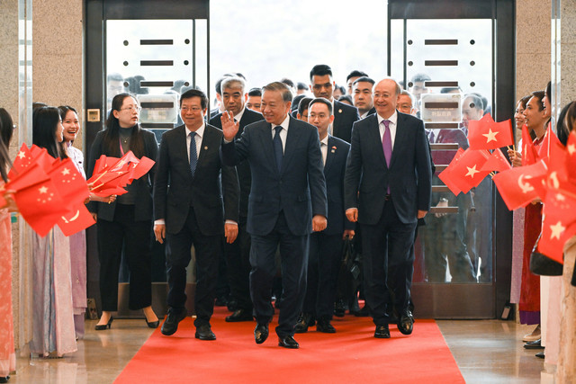 Presiden Vietnam dan Sekretaris Jenderal Partai Komunis To Lam tiba di Universitas Tsinghua di Beijing, China, Selasa (14/4/2026). Foto: cnsphoto via REUTERS