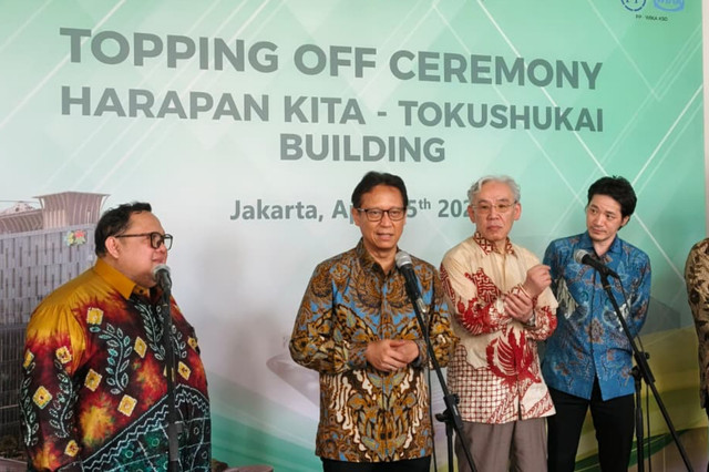 Doorstop Menteri Kesehatan Budi Gunadi Sadikin (kedua kiri) usai acara Topping Off Ceremony Gedung Harapan Kira - Tokushukai, di RS Jantung dan Pembuluh Darah Harapan Kita, Jakarta (15/4/2026). Foto: Kevin Daniel/kumparan