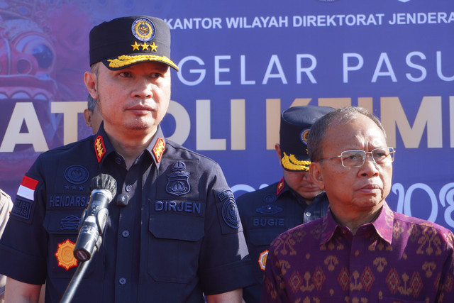 Direktur Jenderal Imigrasi, Hendarsam Marantoko dan Gubernur Bali Wayan Koster saat jumpa pers terkait Satgas Dharma Dewata mengawasi WNA di Bali, Rabu (15/4/2026). Foto: Denita br Matondang/kumparan