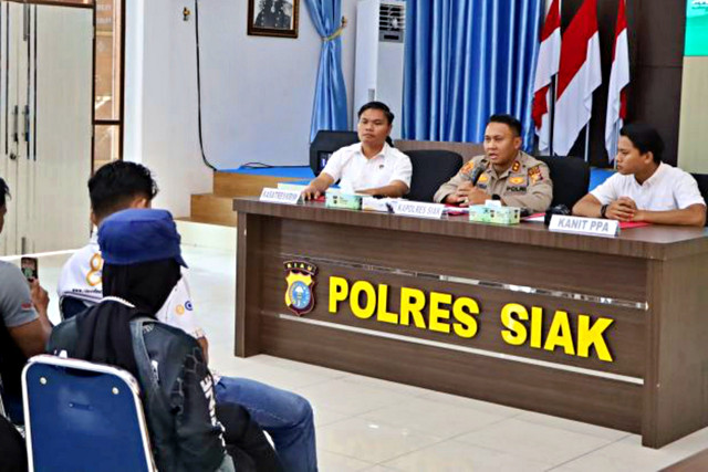 Kapolres Siak AKBP Sepuh Ade Irsyam Siregar dalam konferensi pers didampingi Kepala Satuan Reserse Kriminal AKP Raja Kosmos dan Kepala Unit Perlindungan Perempuan dan Anak Ipda Andreas Silaban. Foto: ANTARA/HO-Polres Siak