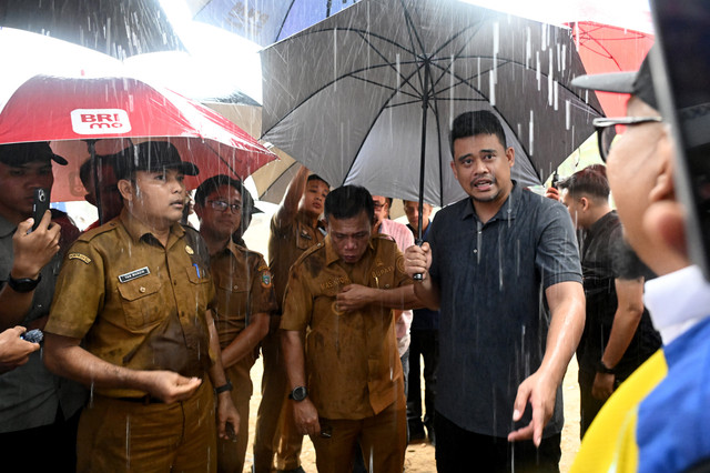 Gubernur Sumatera Utara (Sumut) Muhammad Bobby Afif Nasution didampingi Bupati Tapanuli Tengah (Tapteng) Masinton Pasaribu meninjau proses pengerjaan pembangunan tanggul Sungai Tukka di Desa Hutanabolon, Kecamatan Tukka, Tapteng, Senin (13/4/2026). Foto: Dok. Istimewa