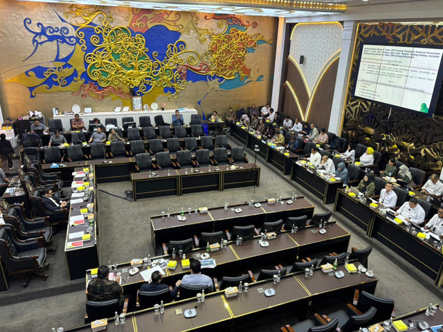 RDP Baleg DPR bersama Kementerian Kelautan dan Perikanan, Kementerian ESDM, Kementerian Kehutanan, dan SKK Migas terkait RUU Pemerintahan Aceh di DPR, Rabu (15/4/2026). Foto: Abid Raihan/kumparan