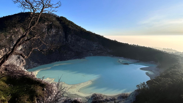 Foto Kawah Putih dari Puncak Sunan Ibu (Sumber: Dokumentasi Pribadi/Nandi)