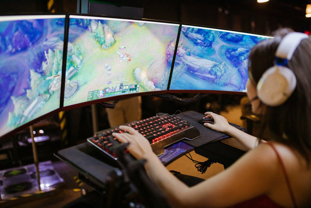 Ilustrasi monitor gaming di bawah 5 juta terbaik 2026. Foto: Unsplash