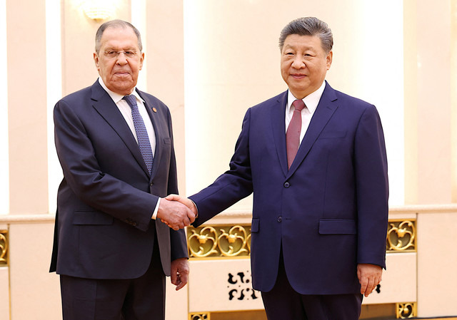 Presiden China Xi Jinping (kanan) dan Menteri Luar Negeri Rusia Sergei Lavrov (kiri) berjabat tangan di Balai Besar Rakyat di Beijing, China, Rabu (15/4/2026). Foto: China Daily via REUTERS