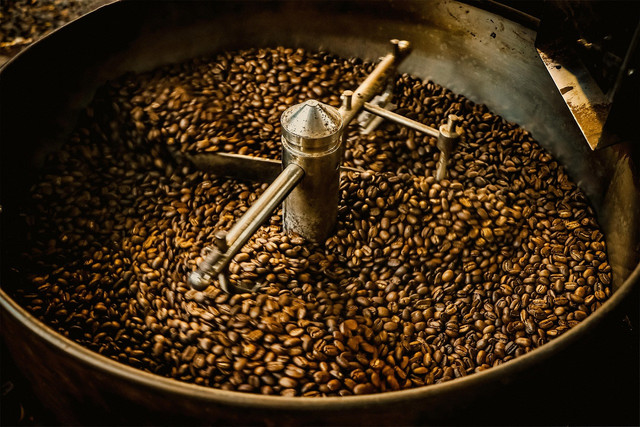 https://cdn.pixabay.com/photo/2023/11/22/18/41/coffee-8406187_1280.jpg (Ilustrasi kopi)