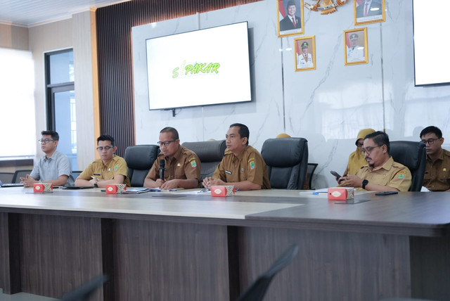 Kepala Bapenda Karawang Sahali Kartawijaya membuka kegiatan sosialisasi aplikasi pajak Sipakar.