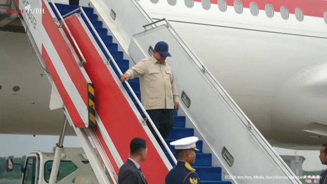 Presiden RI Prabowo Subianto tiba di Indonesia usai rampungkan diplomasi strategis ke Rusia dan Prancis, Bandara Halim Perdanakusuma, (15/4/2026). Foto: YouTube/ Sekretariat Presiden