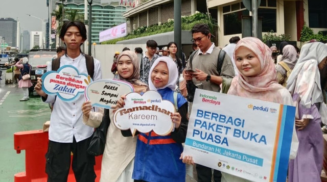 Kemenkeu DT Peduli dan anggota FOZ lainnya menggelar gerakan Indonesia Berdaya berbagi Takjil di sekitar Bundaran HI, Jakarta (Sumber : DT Peduli)