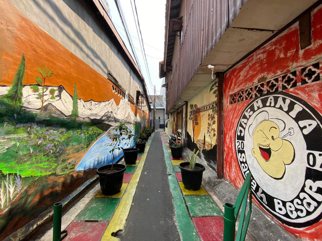 Suasana gang di RT 012 RW 01, Jalan Kartini XIII Dalam, Kecamatan Sawah Besar, usai dilakukan penataan ulang oleh Kelurahan Kartini. Foto: Kevin Daniel/kumparan