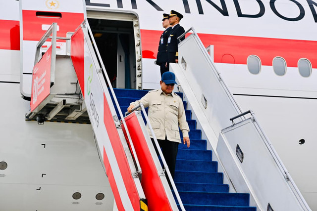Presiden Republik Indonesia Prabowo Subianto tiba di Tanah Air usai merampungkan rangkaian kunjungan kerja ke Rusia dan Prancis, Rabu (15/4/2026). Foto: Laily Rachev/Biro Pers Sekretariat Presiden