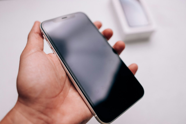 Ilustrasi cara mematikan HP ZTE V50 tanpa tombol power. Foto: Unsplash.