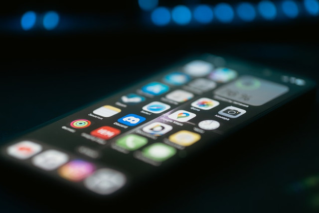Ilustrasi layar HP gerak sendiri atau ghost touch. Foto: Unsplash
