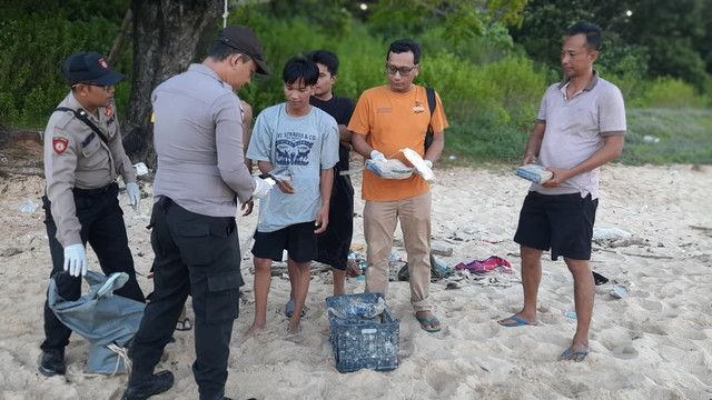 Polisi mengamankan bungkusan diduga kokain yang tercecer di pesisir Pantai Pasir Putih Kahuripan, Dusun Lombi Timur, Desa Gedugan, Kecamatan Giligenting, Kabupaten Sumenep. Foto: Polres Sumenep