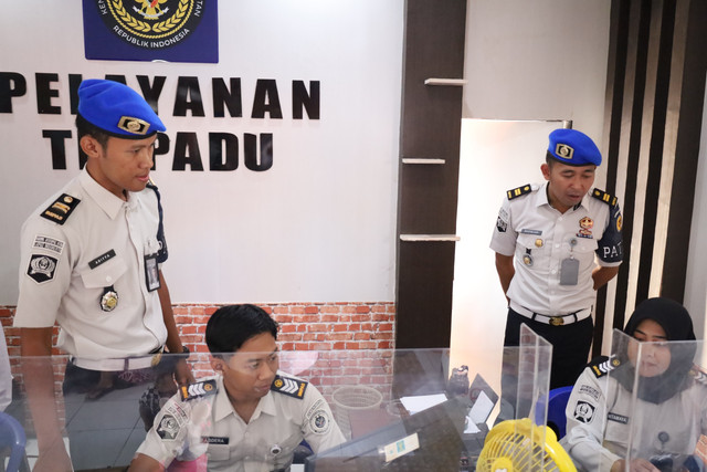 Pastikan Pelayanan Prima, Tim Satopspatnal Lapas Mojokerto Cek Administrasi dan Alur Kunjungan (Foto:HumasLapasMoker)