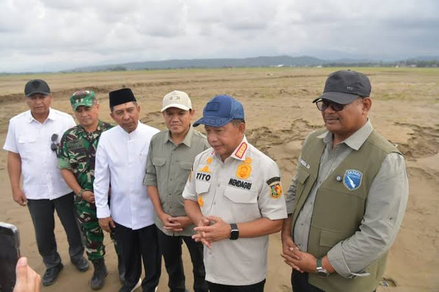 Kasatgas PRR Pascabencana Sumatera Tito Karnavian di lahan terdampak banjir-longsor Sumatera. Foto: Satgas PRR