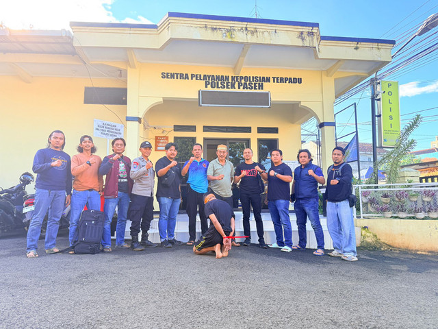 Polisi menangkap OB kantor travel di Depok yang mencuri uang Rp 70 juta. Foto: Dok. Istimewa