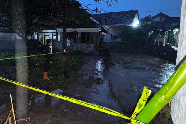 Polisi meninjau titik awal terjatuhnya korban yang hanyut di Sungai Cibanjaran, Kecamatan Banjaran, Kabupaten Bandung, Rabu (15/4/2026). Foto: Polsek Banjaran