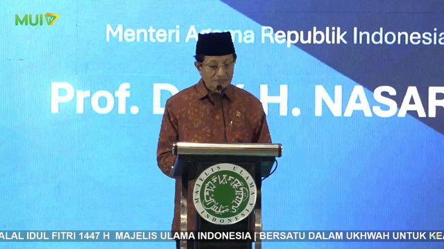 Menteri Agama Nasaruddin Umar memberikan sambutan saat menghadiri Silaturrahmi Nasional Ormas Islam dan Halal Bihalal Majelis Ulama Indonesia di Jakarta, Rabu (15/4/2026). Foto: Youtube/ MUITV